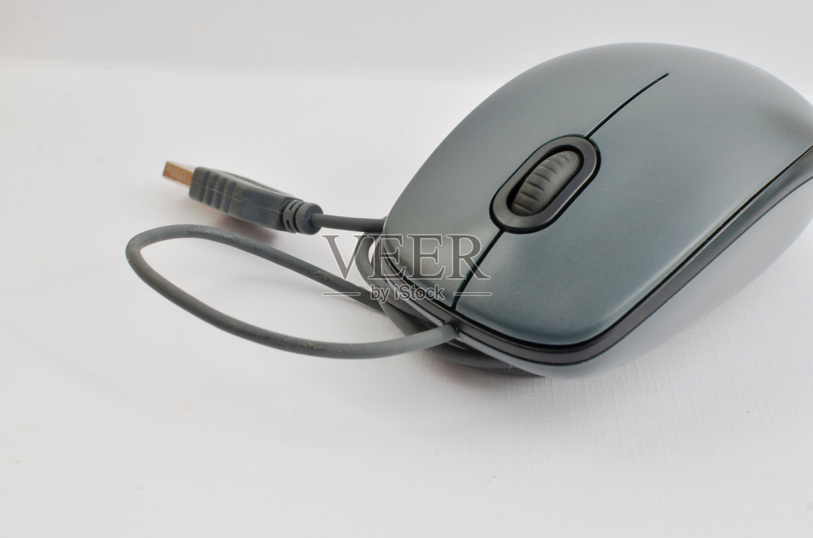 现代设计的电脑鼠标特写,象征着科技和现代计算。完美的技术概念,数字时代和技术解决方案的象征。照片摄影图片