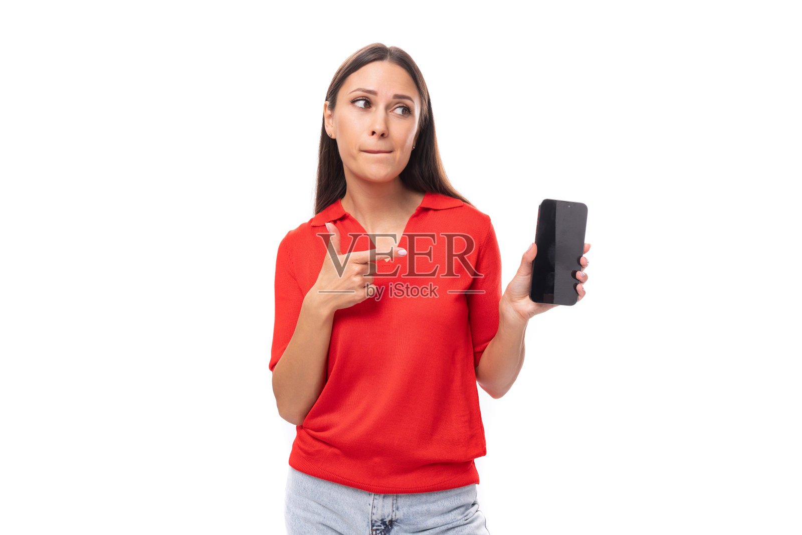 一位30岁的漂亮白人女性,深色直发,穿着红色短袖衬衫,正在使用智能手机照片摄影图片