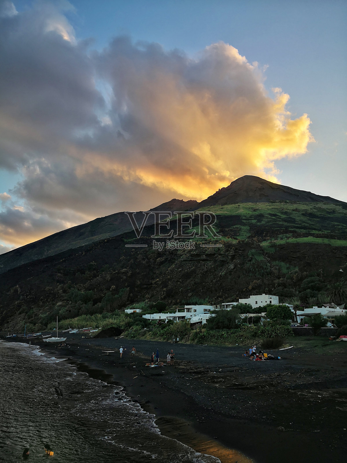 斯特龙博利火山上的日落照片摄影图片