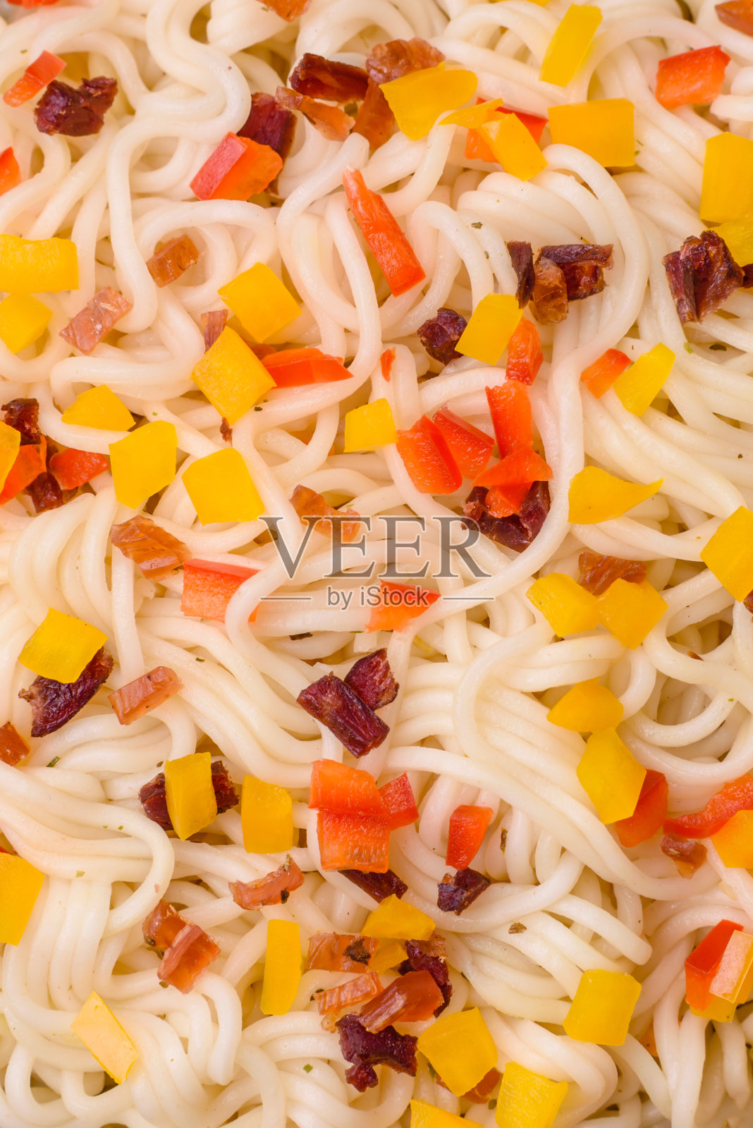 美味新鲜的亚洲面条,配上蔬菜、肉、盐、香料和香草照片摄影图片