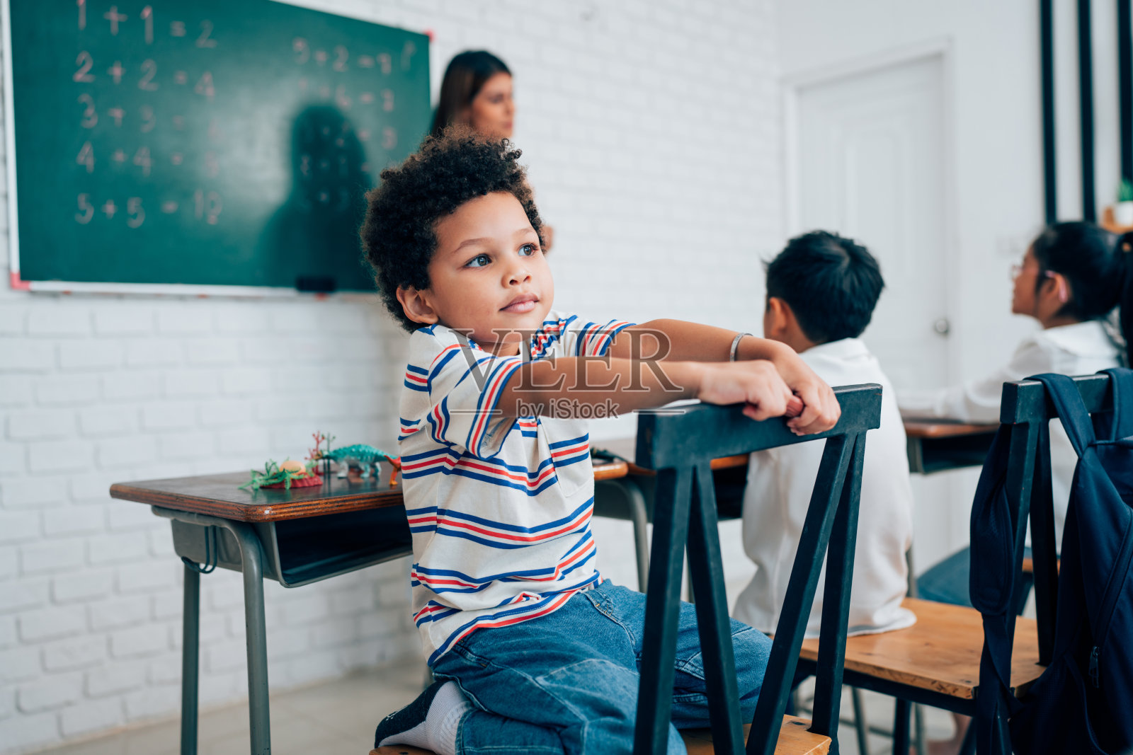 快乐的学校老师和学生在课堂上有有趣的参与活动。照片摄影图片