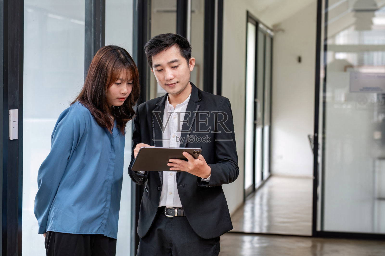 商人与年轻女商人交流技术工作的想法。照片摄影图片