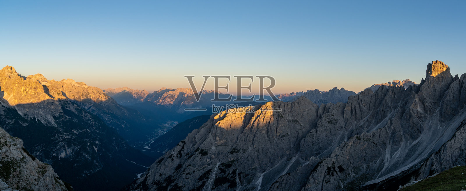 意大利阿尔卑斯山-拉瓦雷多山脉附近的山脉。从以上观点。照片摄影图片