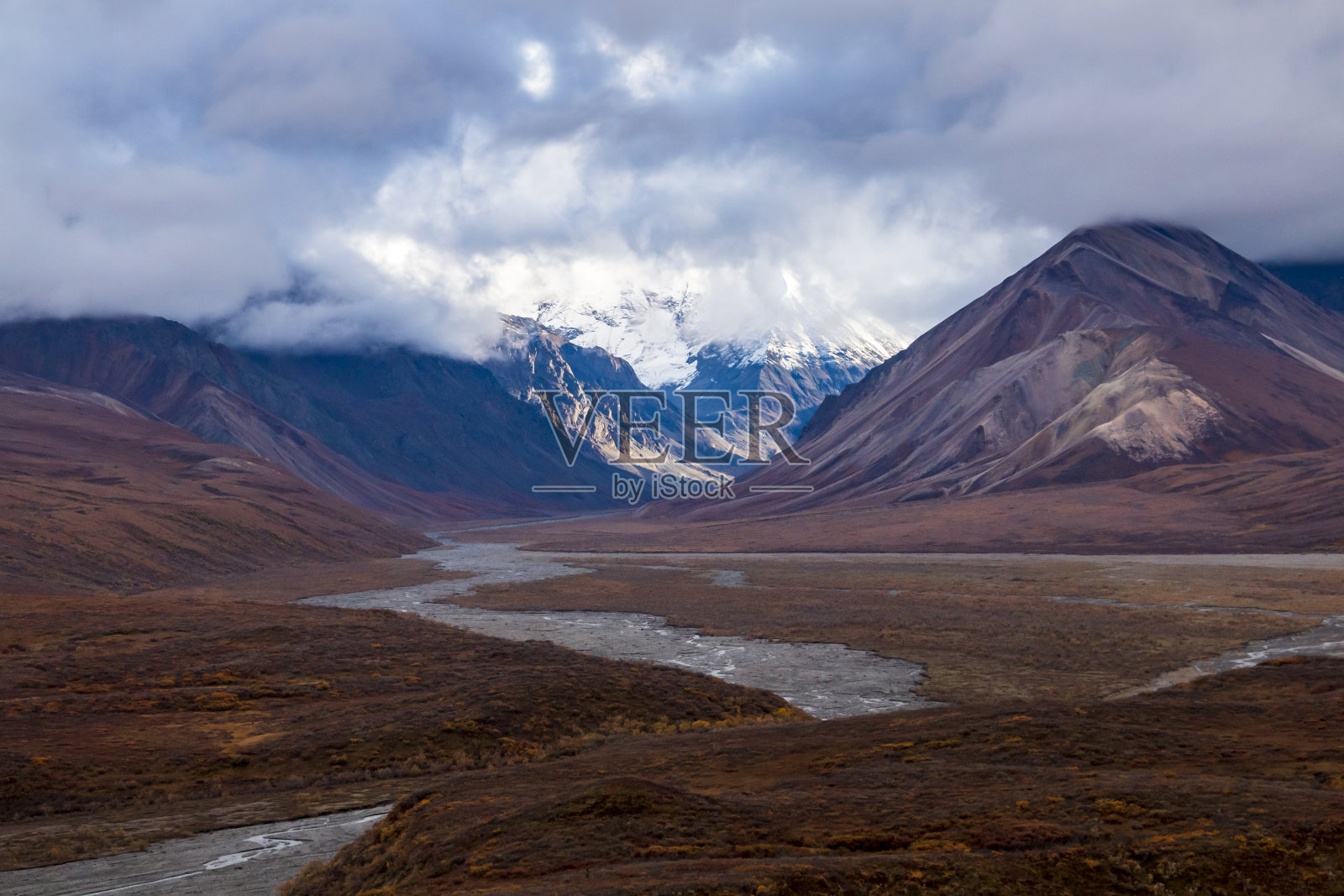 德纳里国家公园内阿拉斯加州山脉上积雪覆盖的锯齿状山峰。照片摄影图片