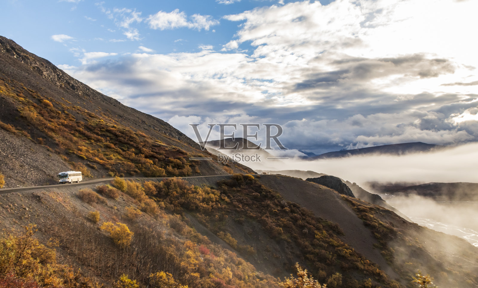 德纳里国家公园内阿拉斯加州山脉上积雪覆盖的锯齿状山峰。照片摄影图片