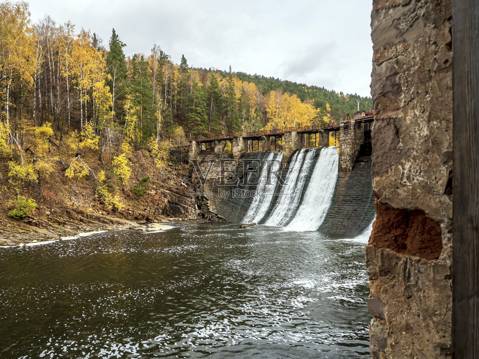秋天老水坝的景色照片摄影图片