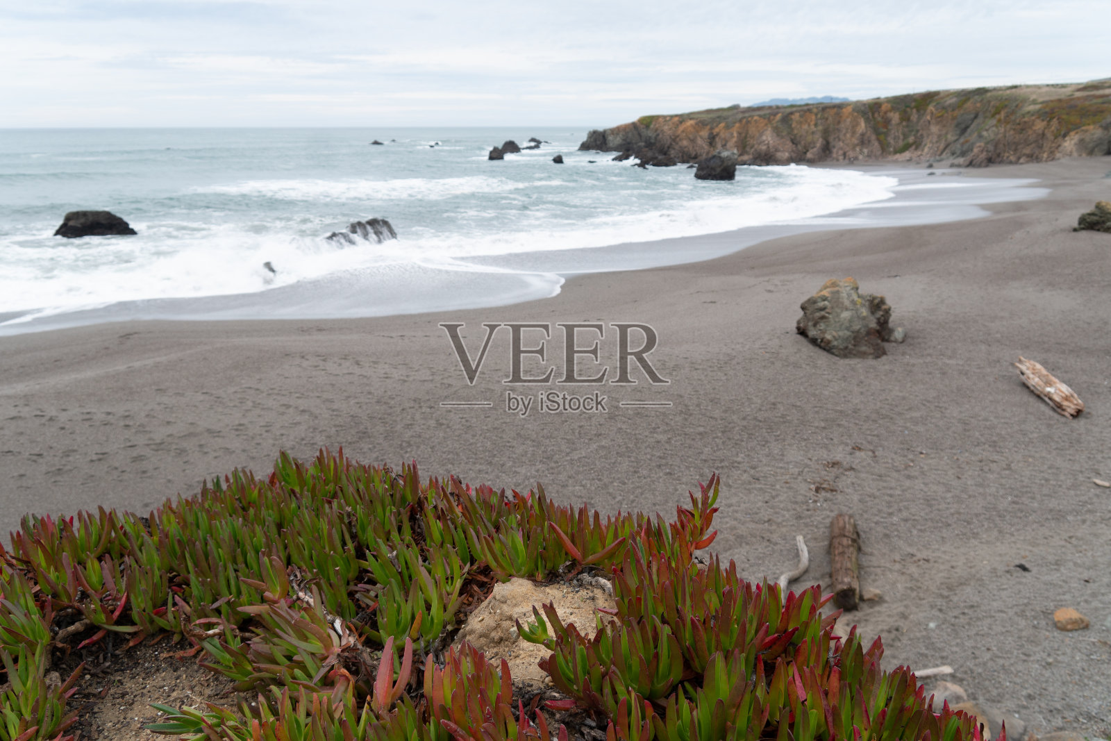 位于博德加湾附近的岩石海岸悬崖和海滩。照片摄影图片