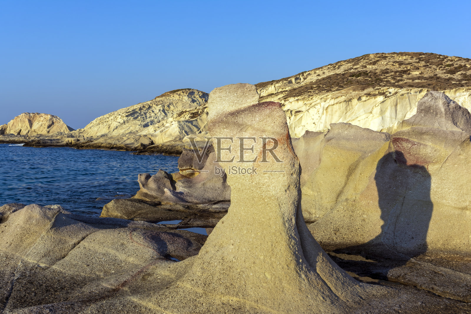 希腊米洛斯岛上由白色矿物构成的月球景观照片摄影图片