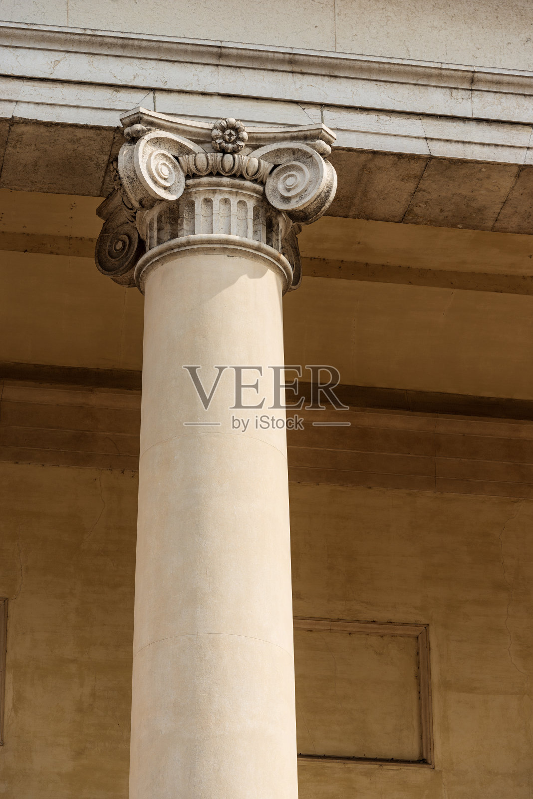 意大利特雷维索大教堂外立面离子柱的特写照片摄影图片