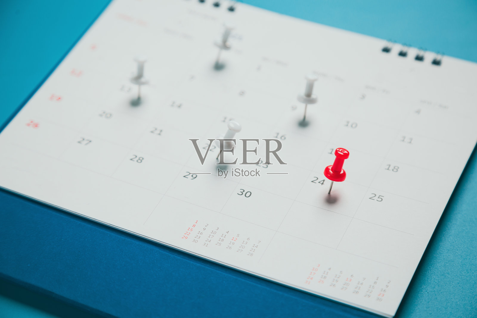 在白色日历上关闭顶视图2022年月时间表工作计划和生活概念。照片摄影图片