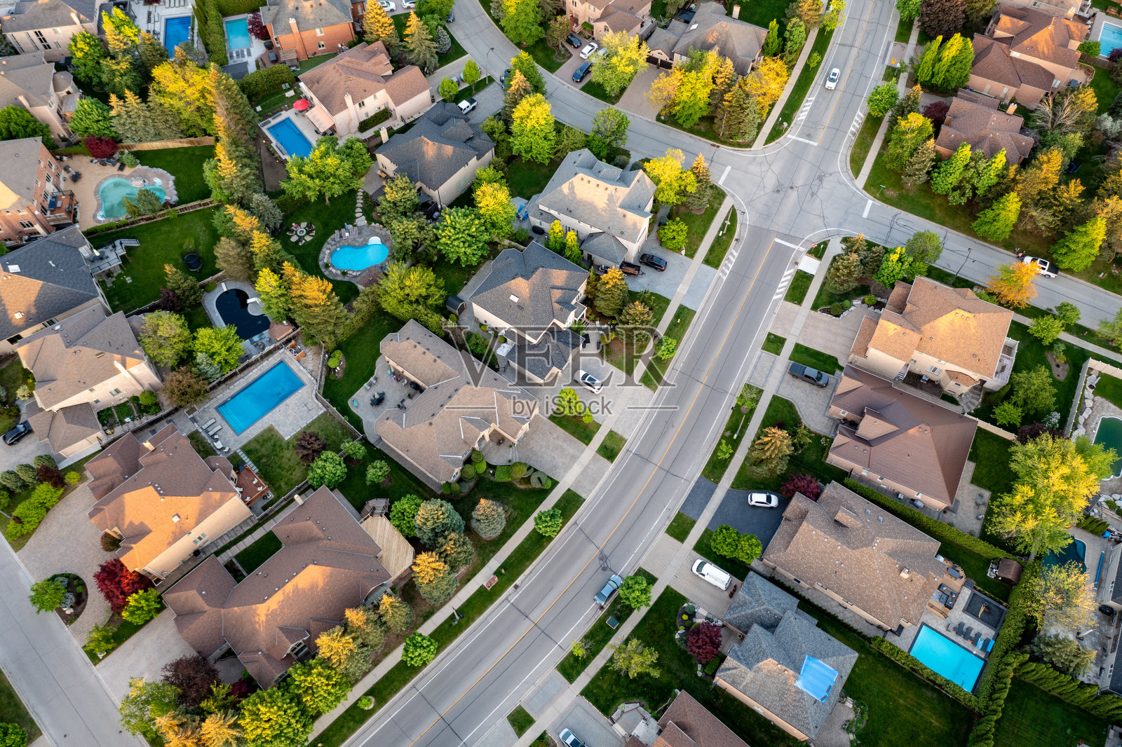 鸟瞰位于Rutherford road和Vaughan Mills road, Woodbridge和Kleinburg, Vaughan, Canada的住宅区照片摄影图片