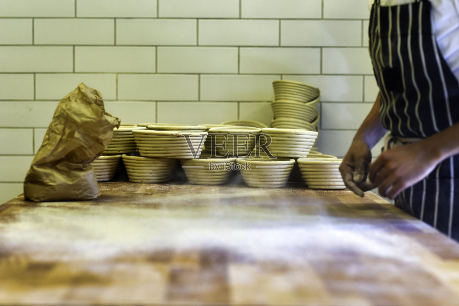 面包师在揉酸面包照片摄影图片