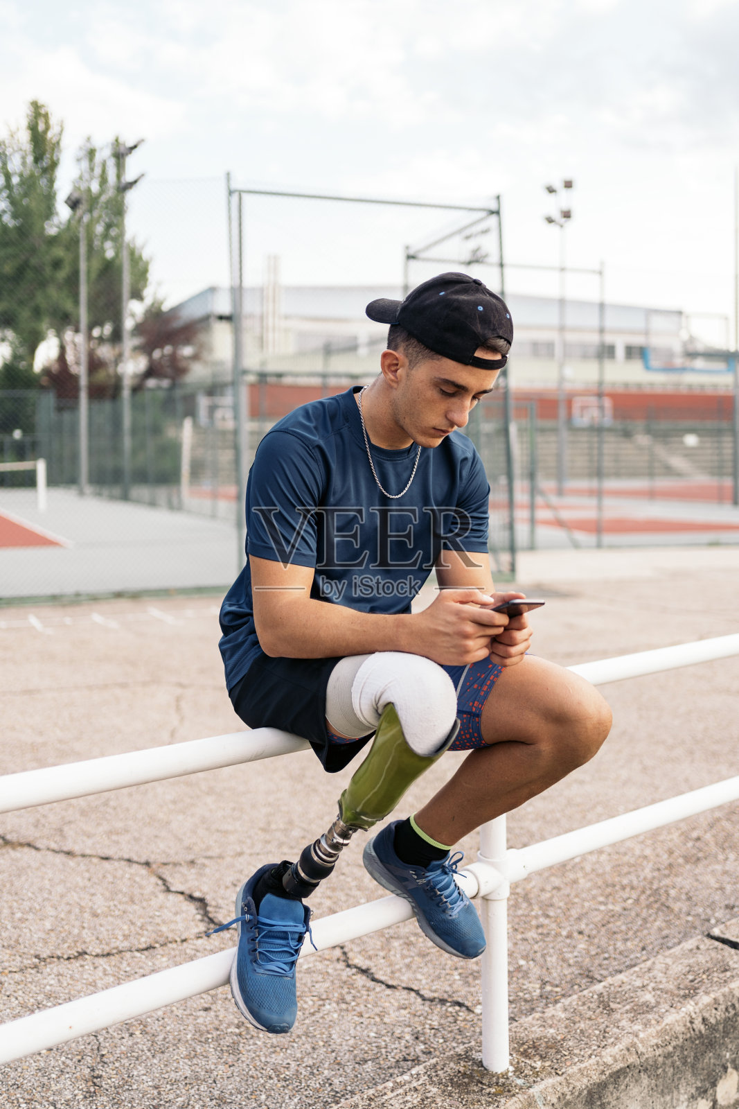 残疾运动员使用手机照片摄影图片