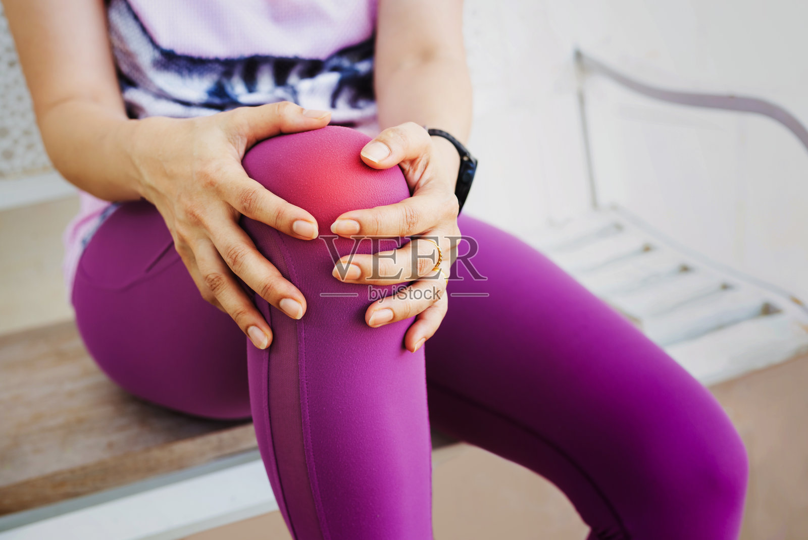 女运动员跑步时膝盖疼痛,健康生活与运动理念照片摄影图片