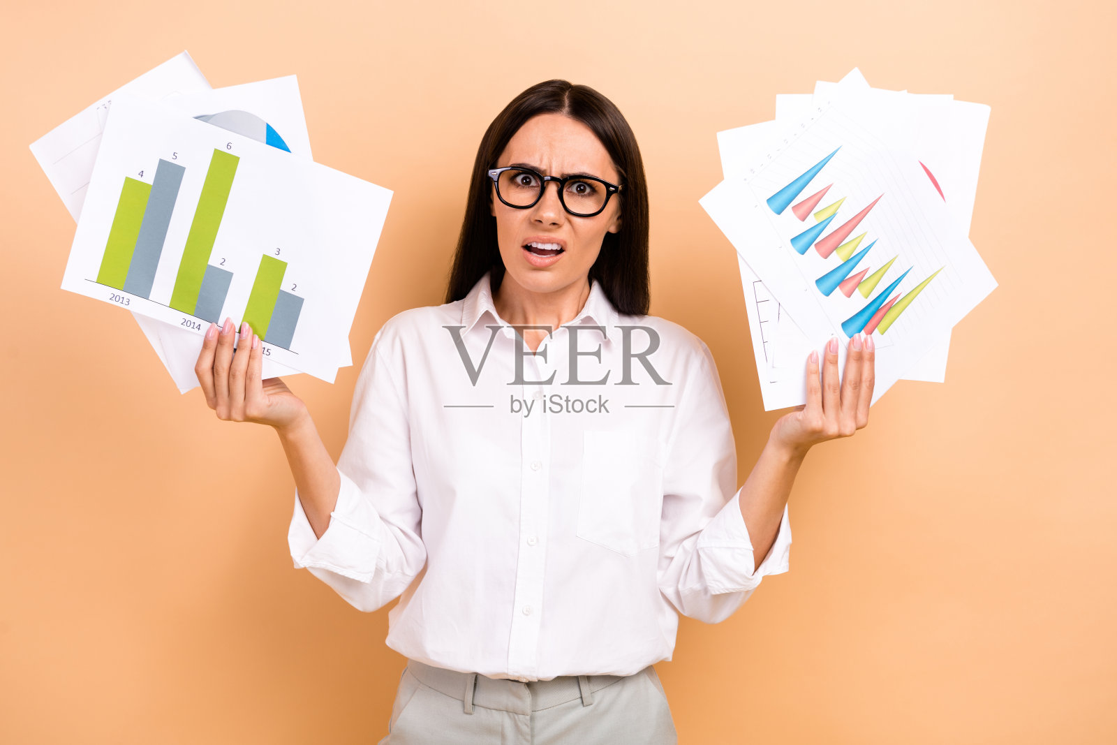 照片中愤怒震惊的女士穿着白衬衫眼镜上升文件减少图表孤立米色背景照片摄影图片