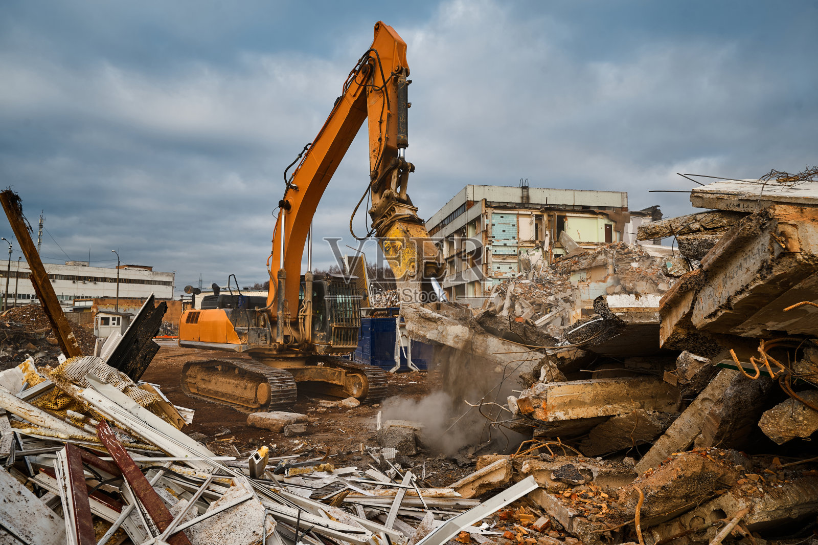 拆除挖掘机使用液压剪切割混凝土照片摄影图片
