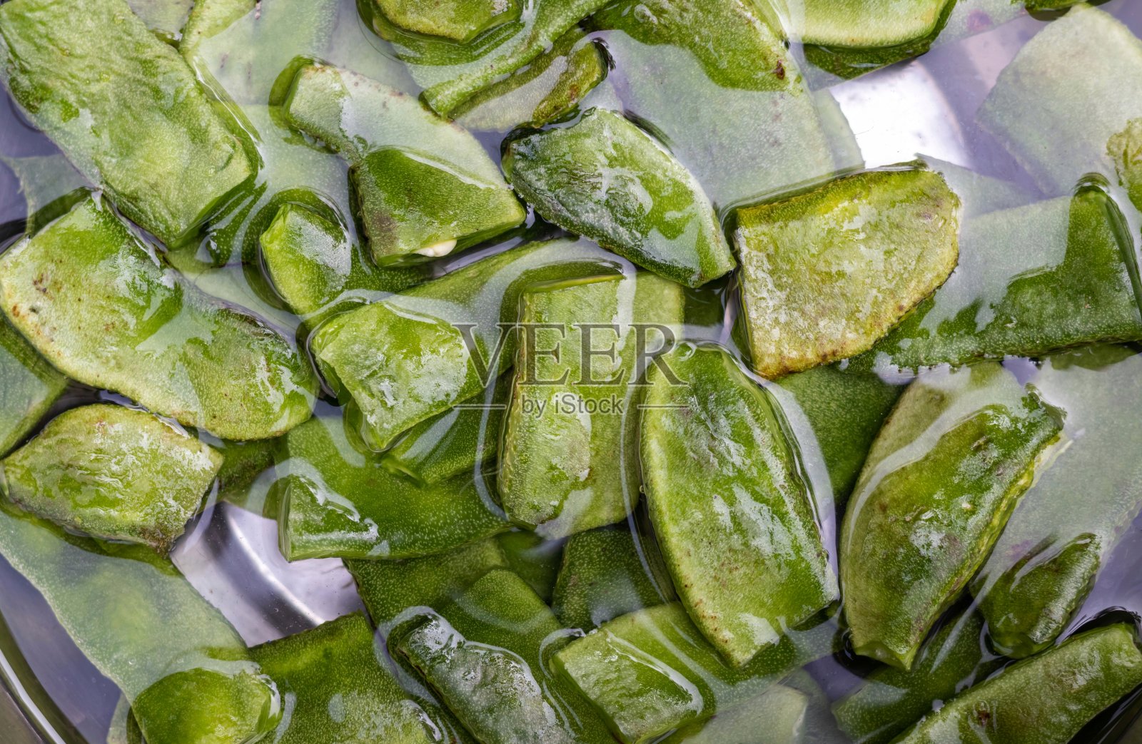 在水中清洗的Lablab豆或风信子豆片,也被称为印度豆照片摄影图片