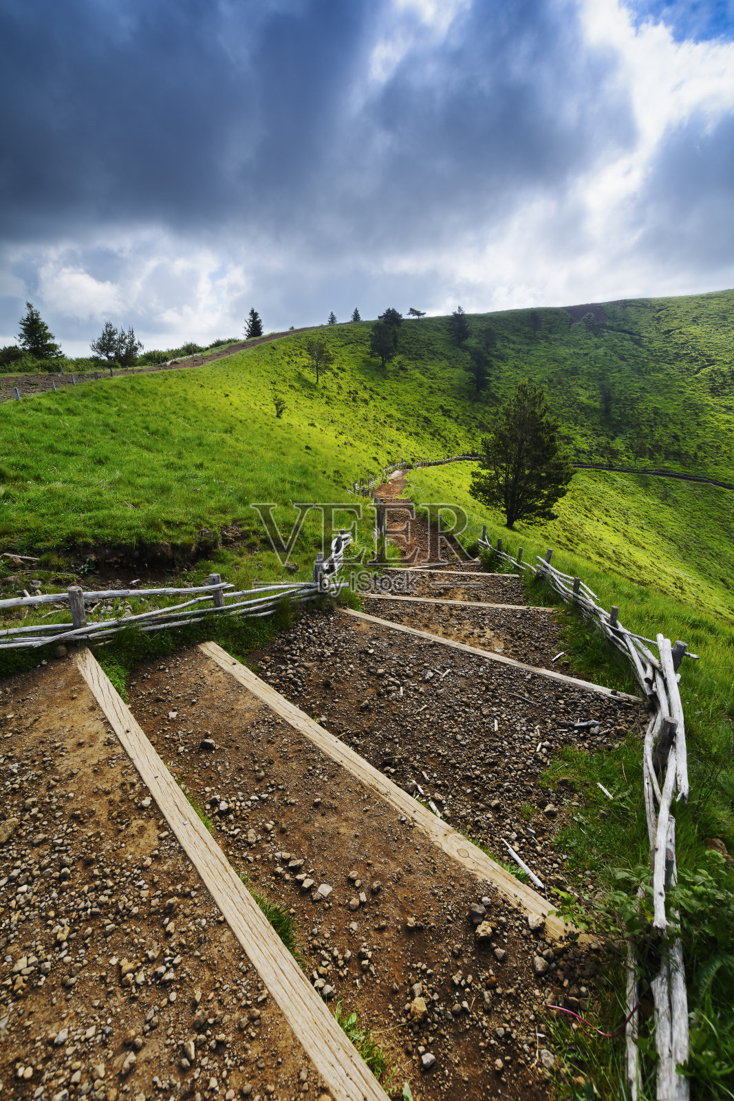 奥弗涅Puy Pariou山顶的人行道照片摄影图片