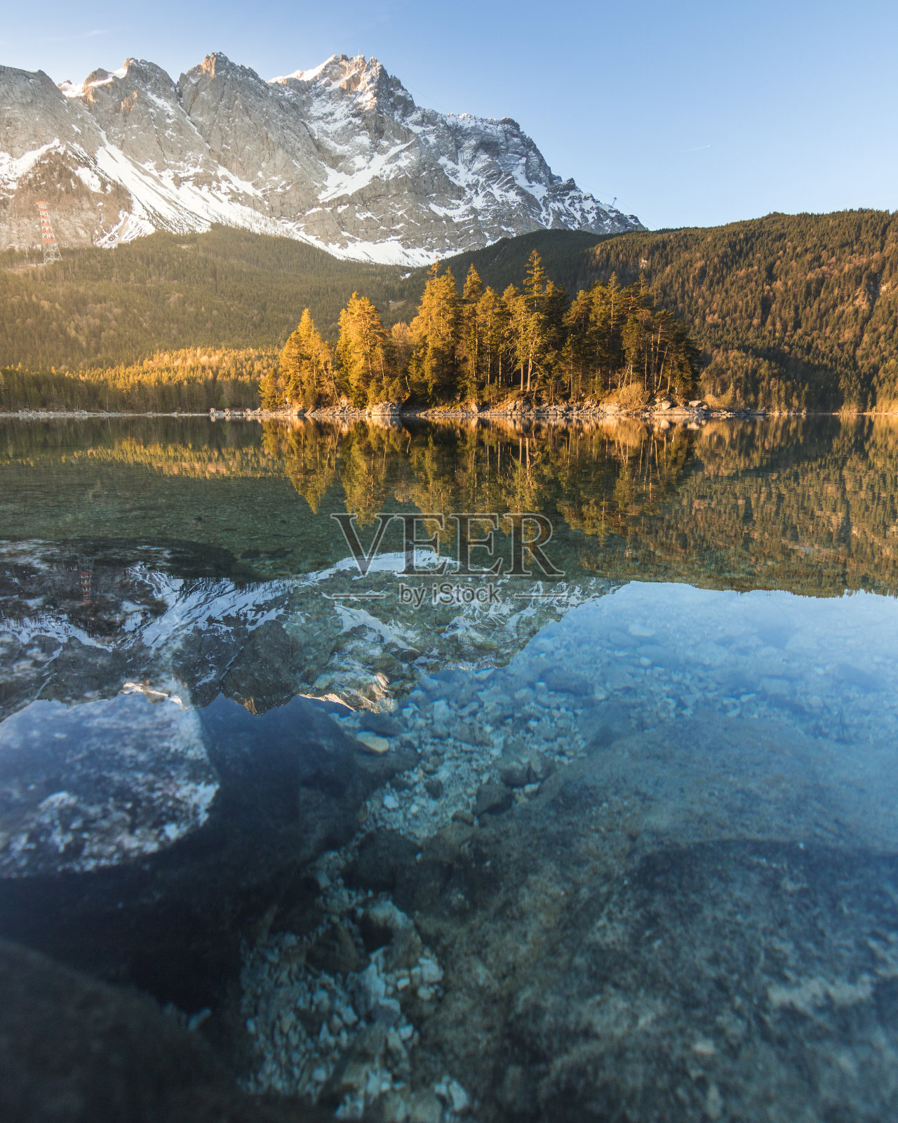 在巴伐利亚的艾布湖,一个奇妙的,和平的日出,温暖的色彩和伟大的光。照片摄影图片