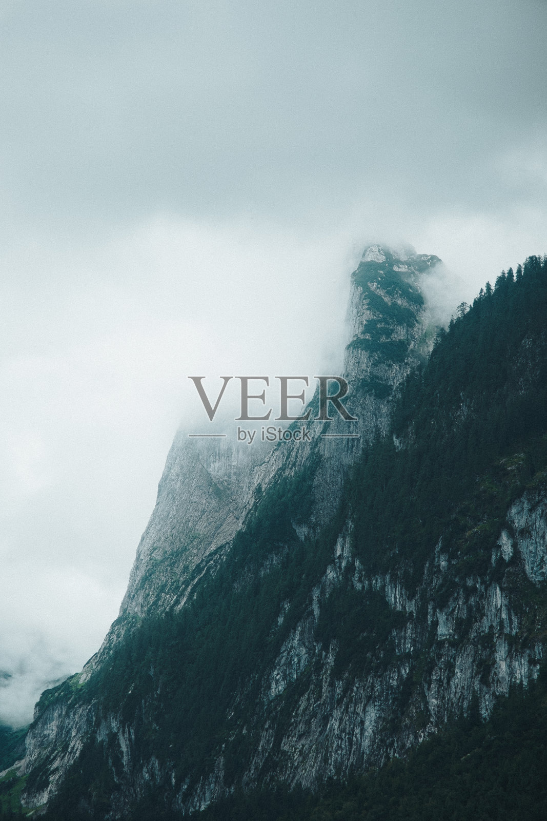 雾与山峰的奇妙而神秘的磅礴发挥。照片摄影图片