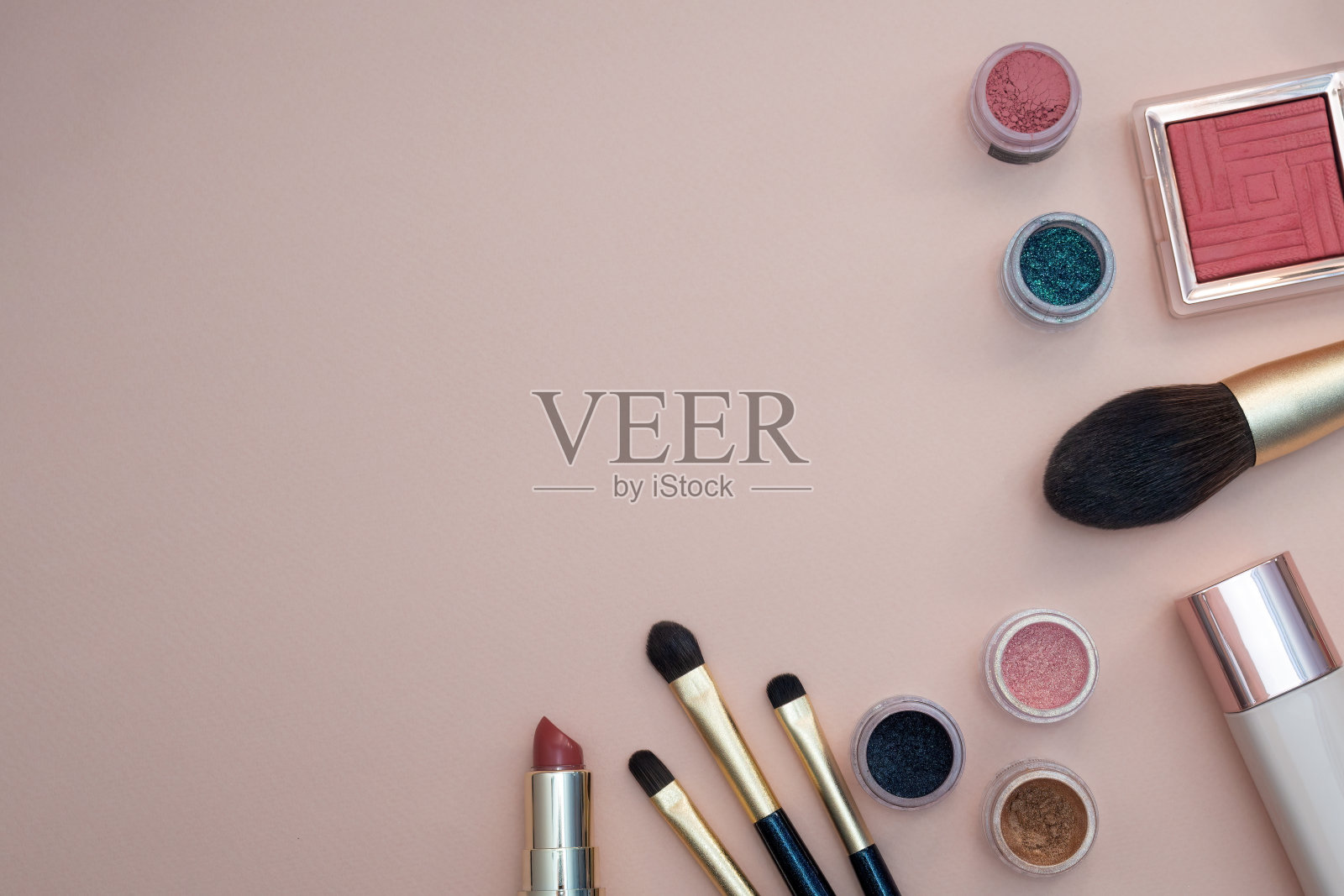 一款以粉色为背景的女性面部和眼部化妆品套装。照片摄影图片