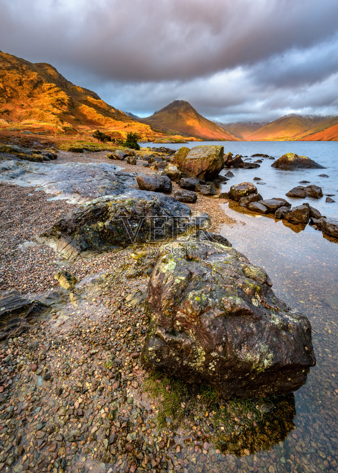 英国湖区废水中的戏剧性夜晚灯光。照片摄影图片