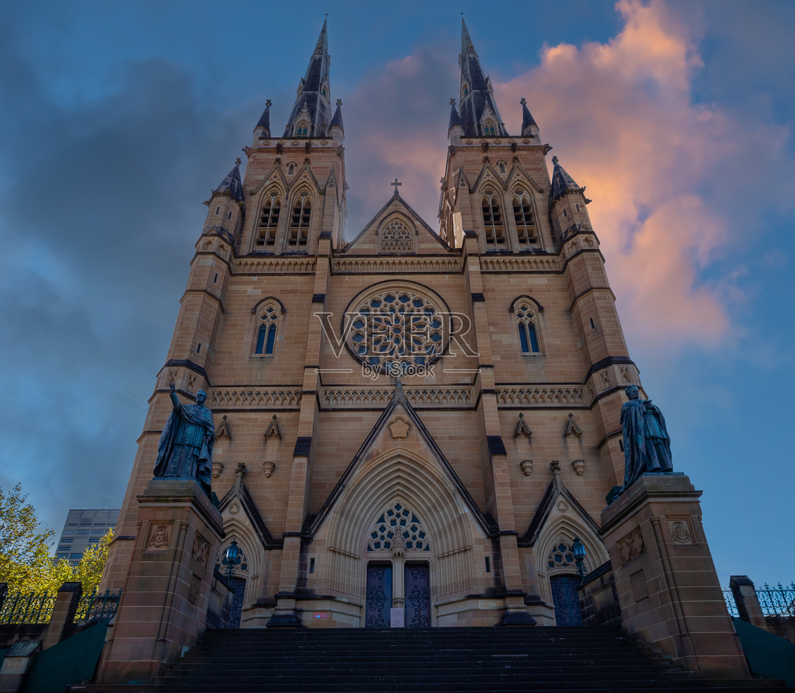 圣玛丽大教堂悉尼新南威尔士州澳大利亚悉尼圣玛丽大教堂。天空中可爱的晚霞照片摄影图片