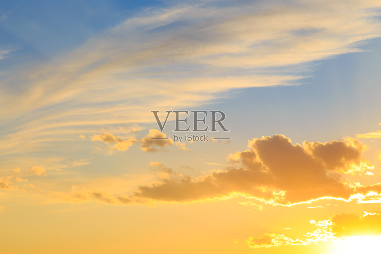 粉色香草天堂。湛蓝的天空点缀着柔和的积云。照片摄影图片