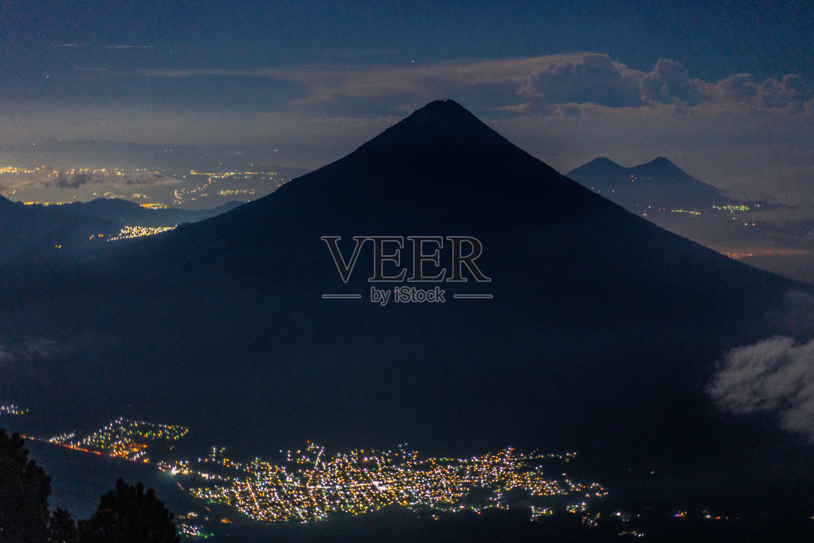 安提瓜岛城市照明。从阿瓜火山俯瞰照片摄影图片