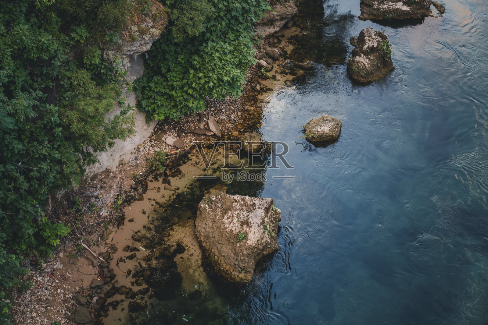 山间河流的河岸,从上面拍摄。美丽的风景和自然背景照片摄影图片