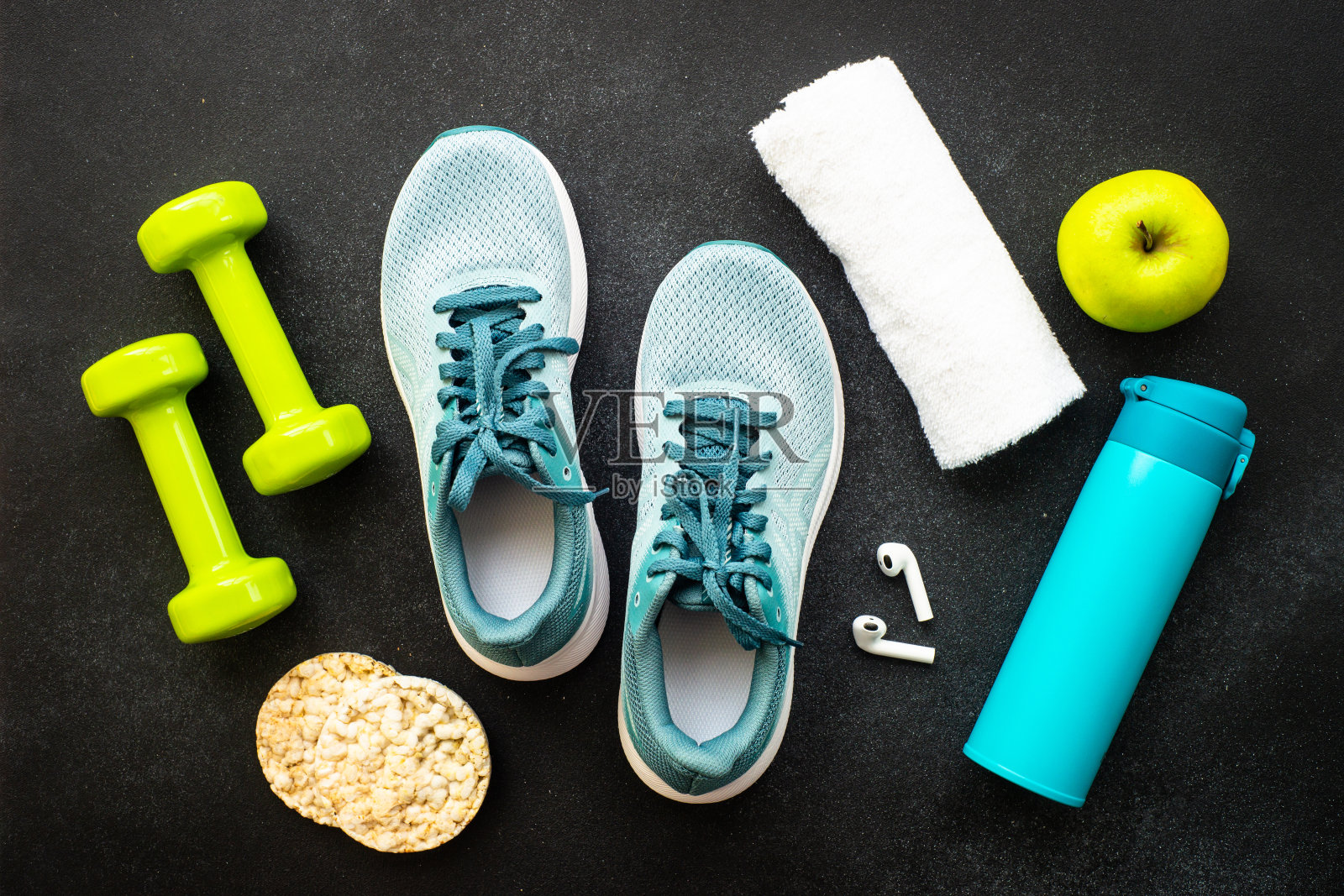 健身器材在黑色背景顶视图。照片摄影图片