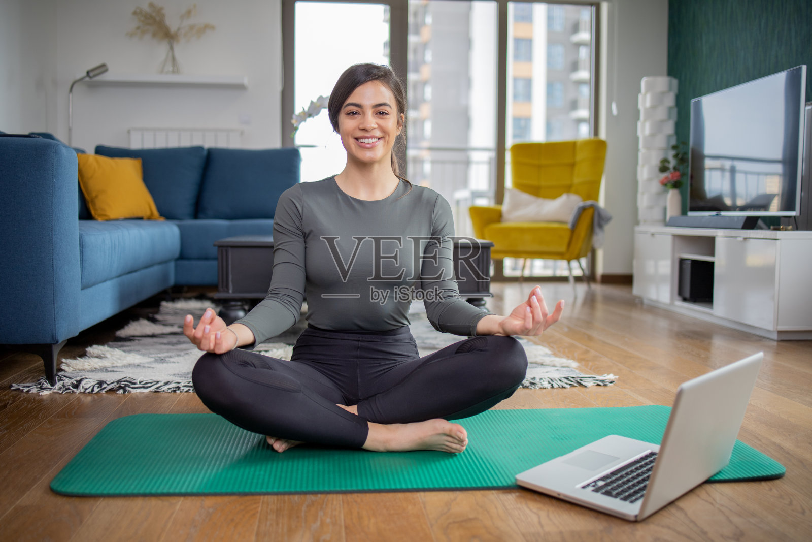 在家锻炼照片摄影图片