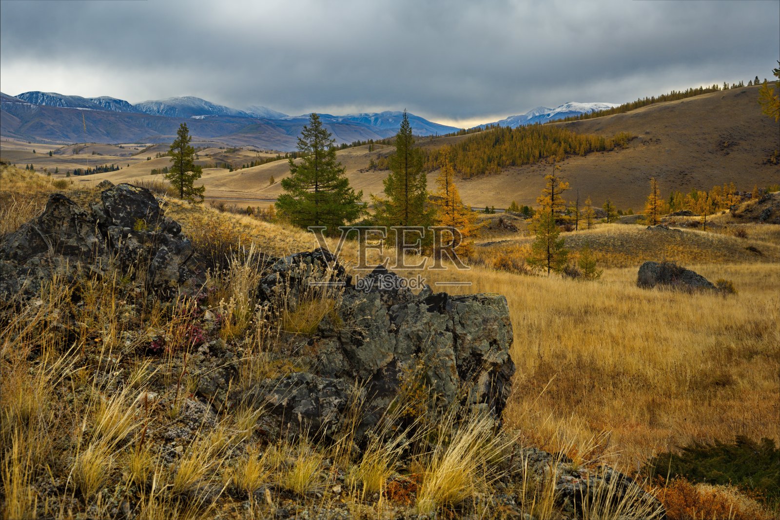 石质草原的秋天色彩照片摄影图片
