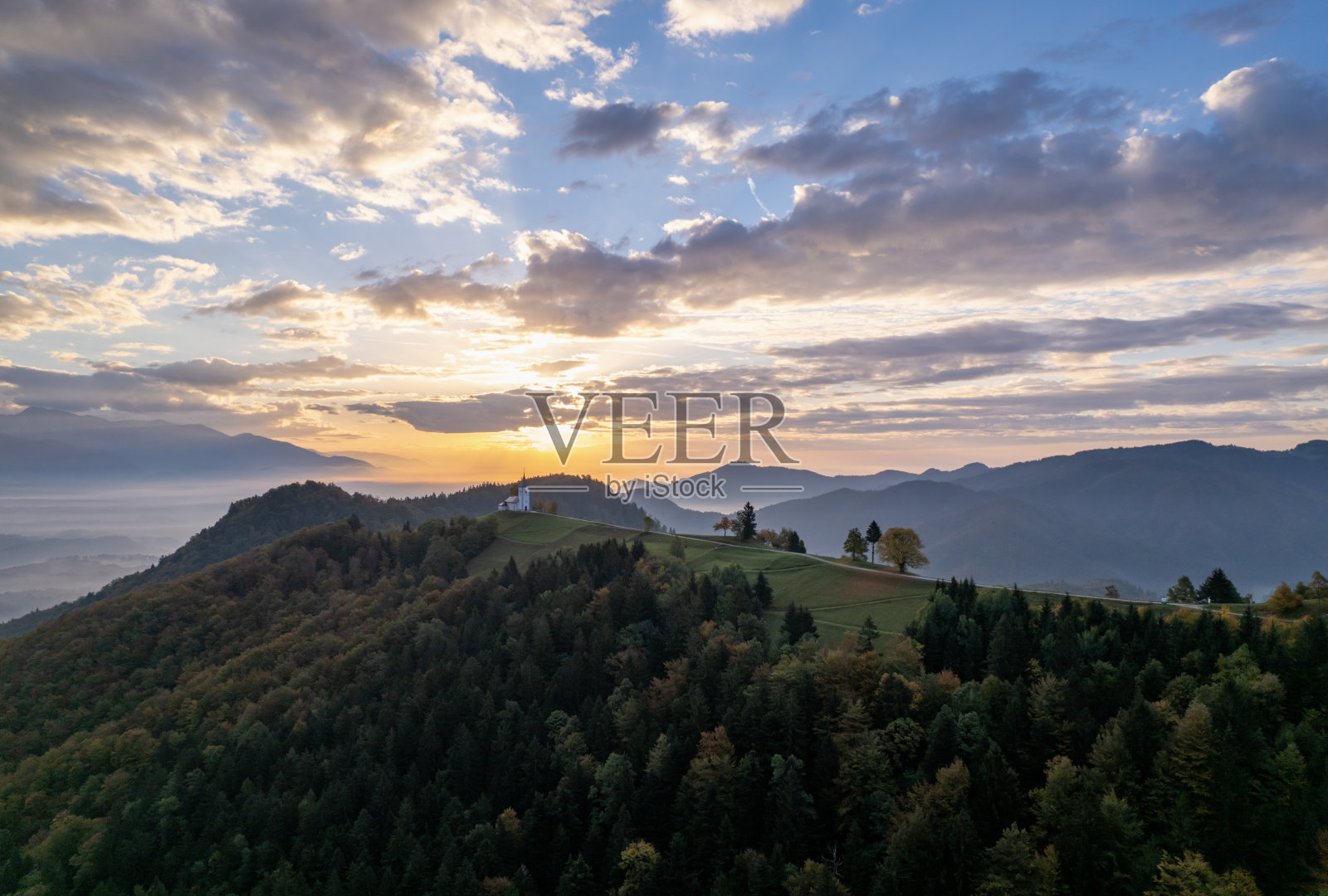 斯洛文尼亚的雅姆尼克,秋天的风景,无人机拍摄照片摄影图片
