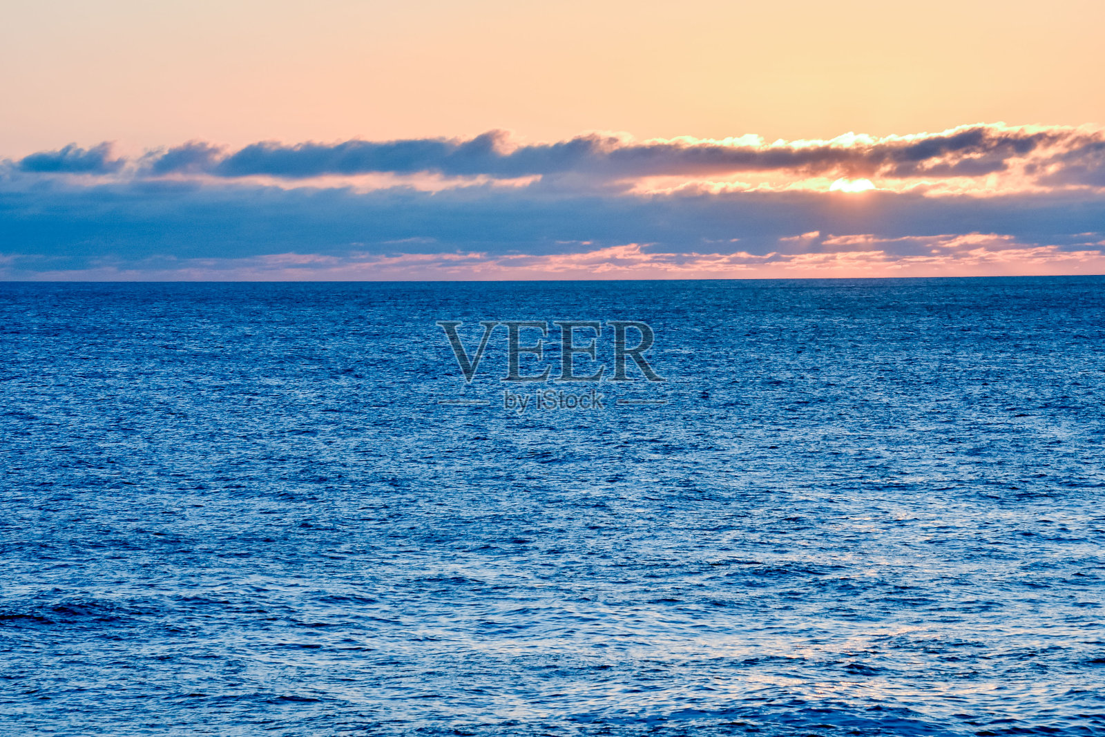 太阳在海上落下照片摄影图片