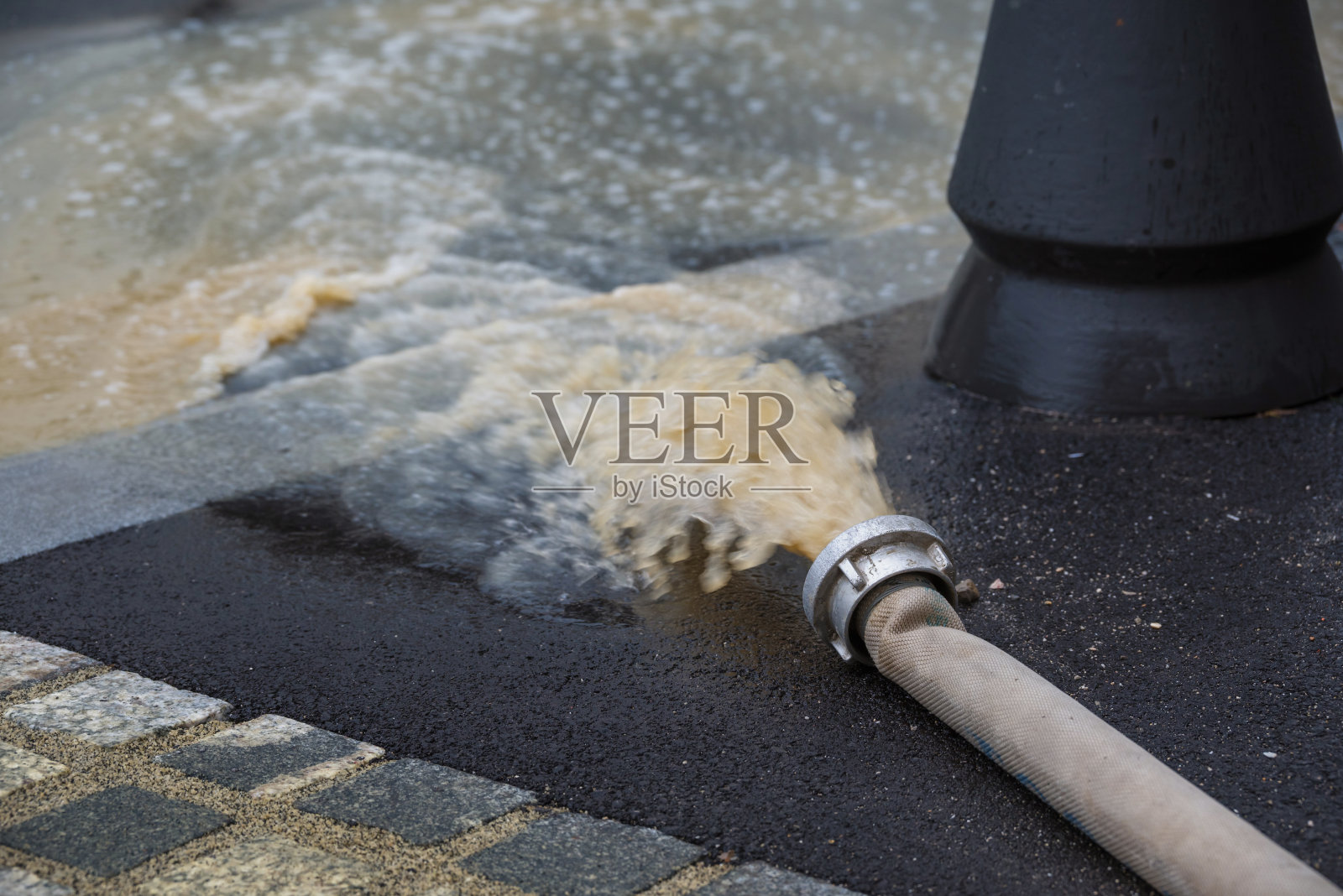 在被水淹没的街道抽水照片摄影图片