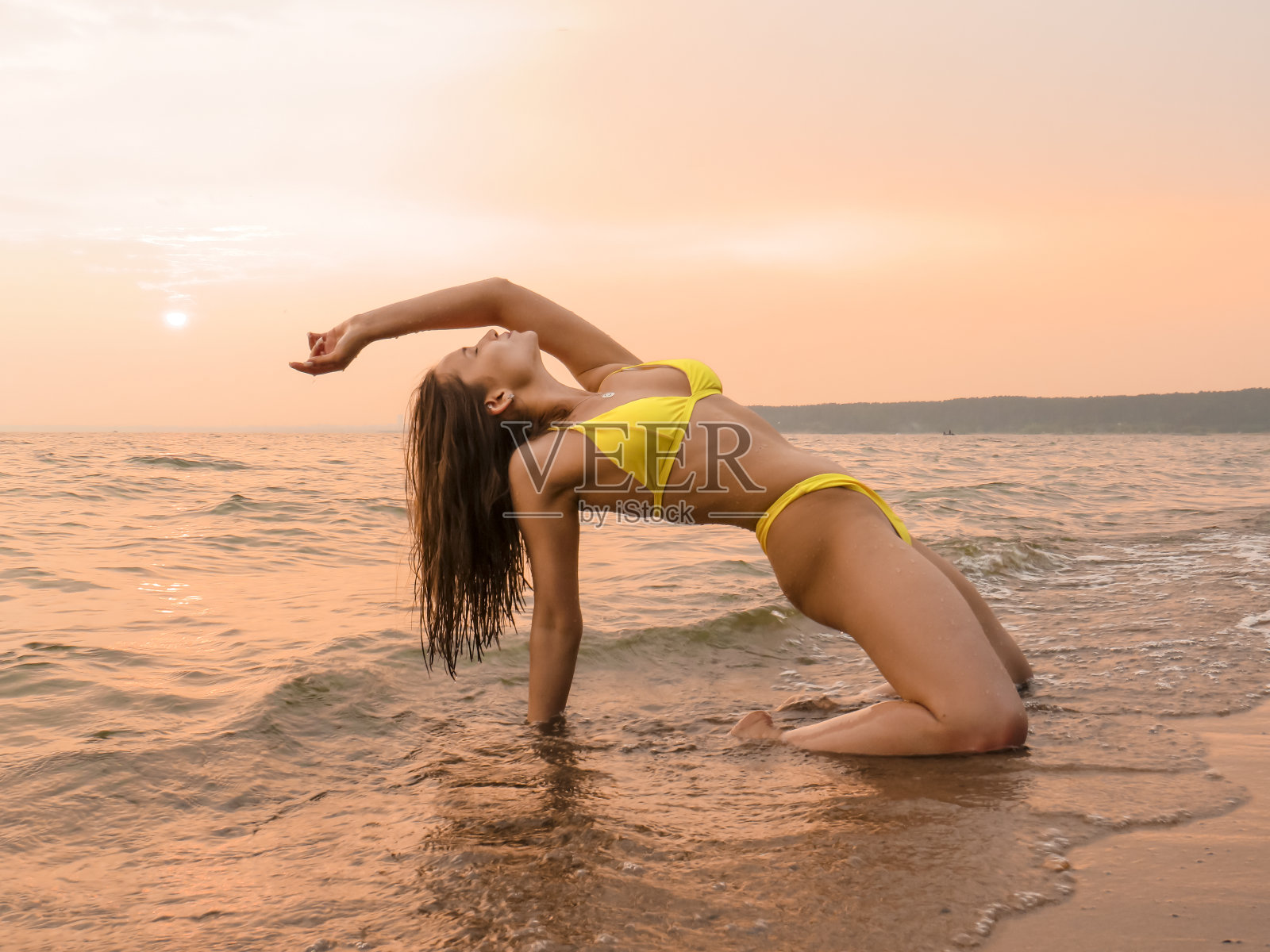 一位穿着比基尼泳装的年轻美女在海里游泳照片摄影图片