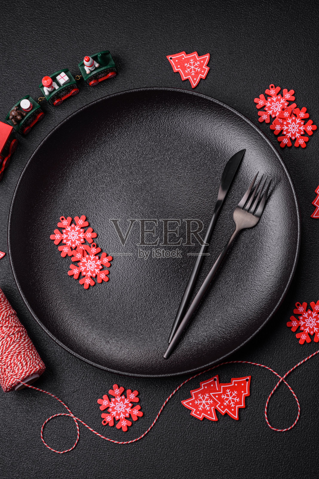 带有圣诞装饰元素的黑色陶瓷空盘照片摄影图片