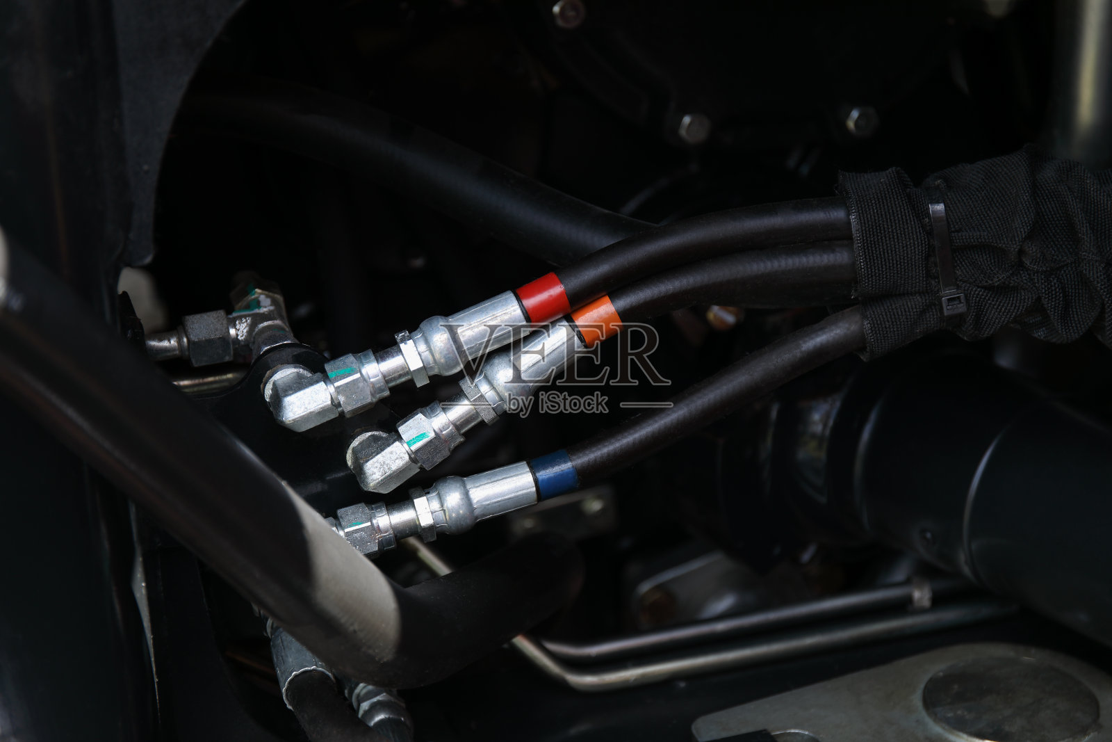 新型现代农业拖拉机或联合收割机发动机系统元件照片摄影图片