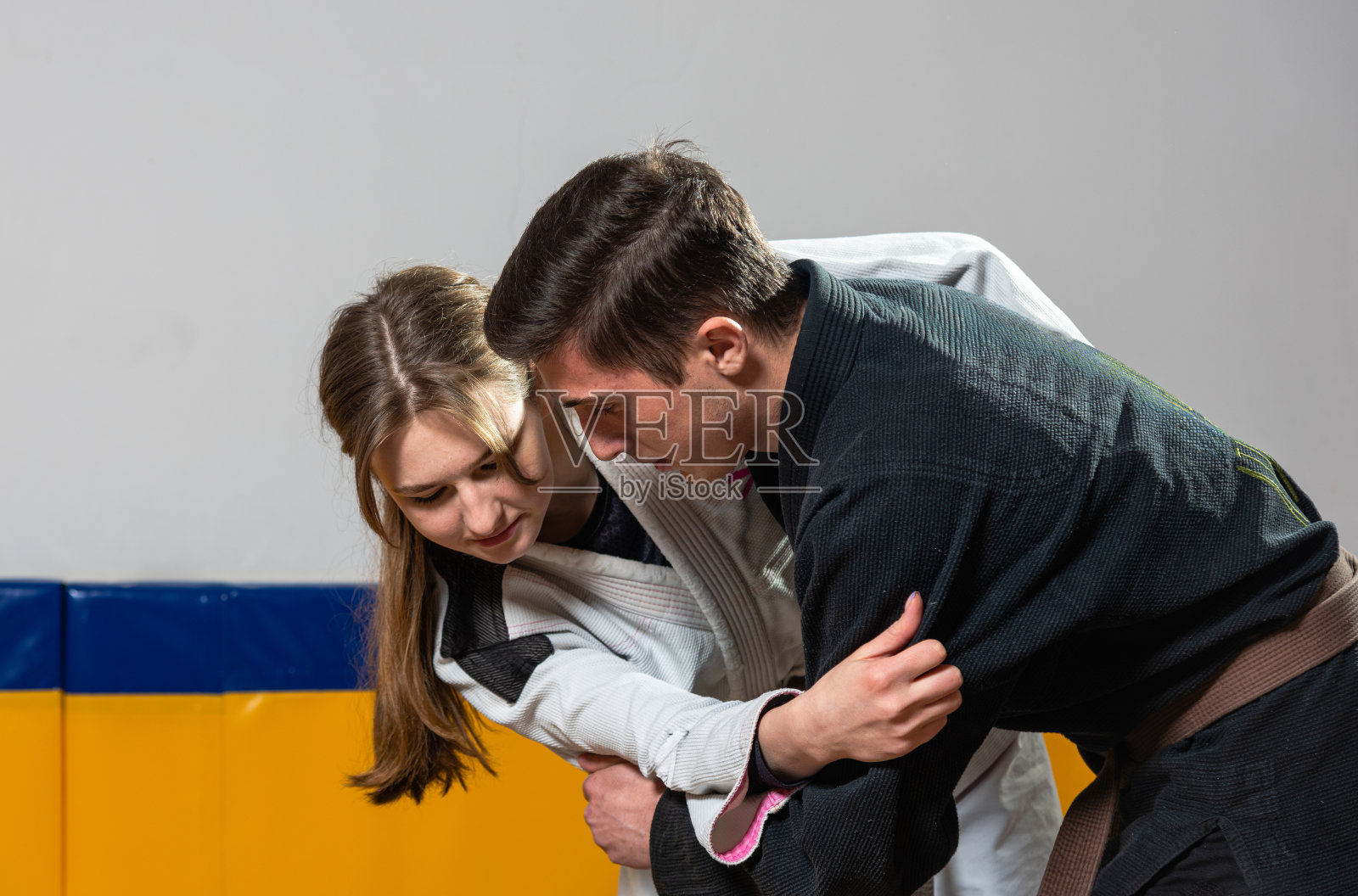 小女孩和小男孩在体育馆练习巴西柔术照片摄影图片