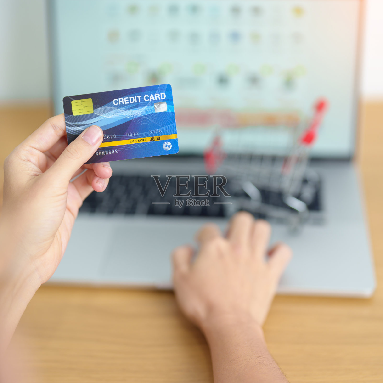 女人手里拿着信用卡,一边网购一边用笔记本电脑和手机下单。市场平台网站,技术,电子商务,航运配送和在线支付照片摄影图片