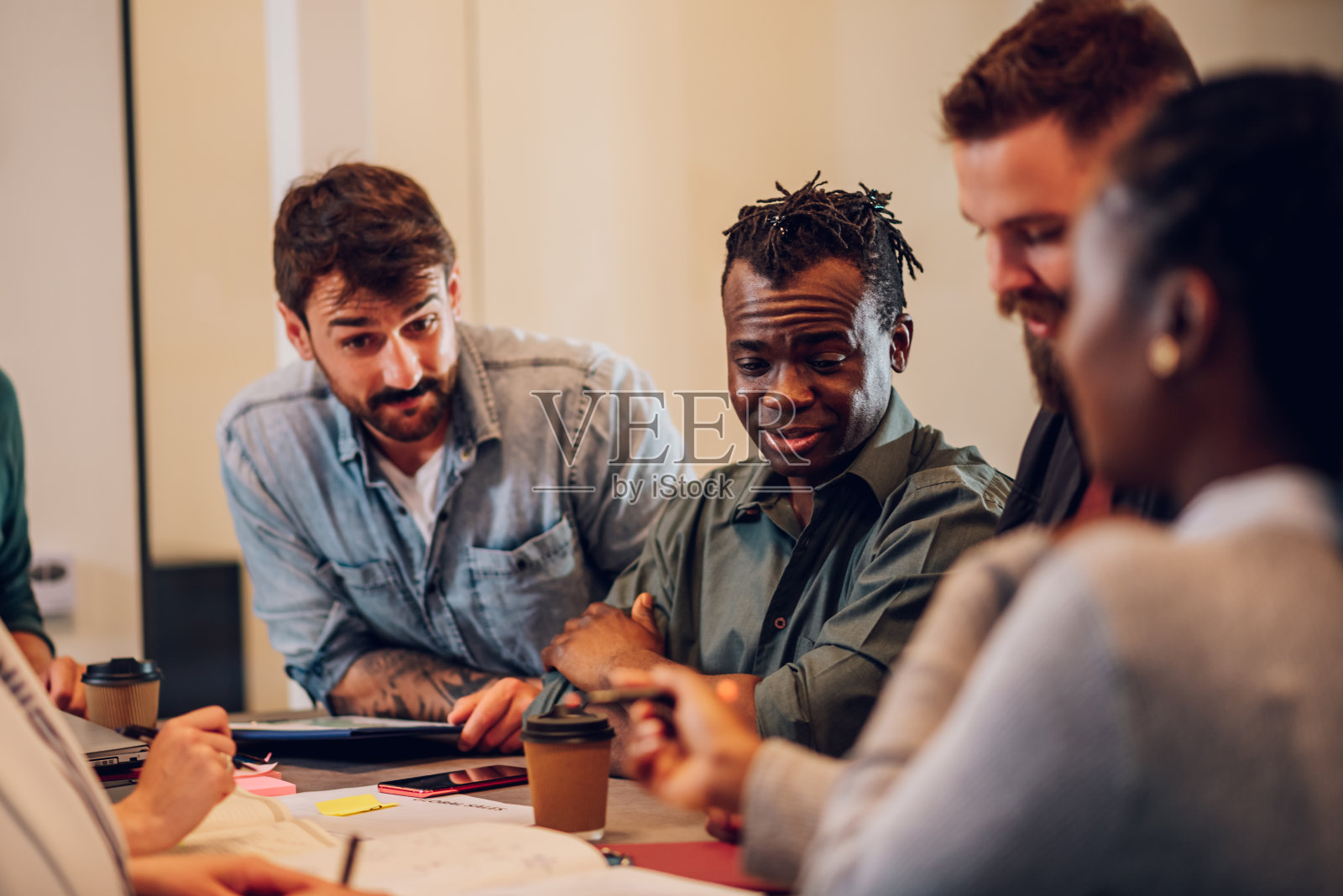 多种族的商业团队一起工作,在办公室开会照片摄影图片