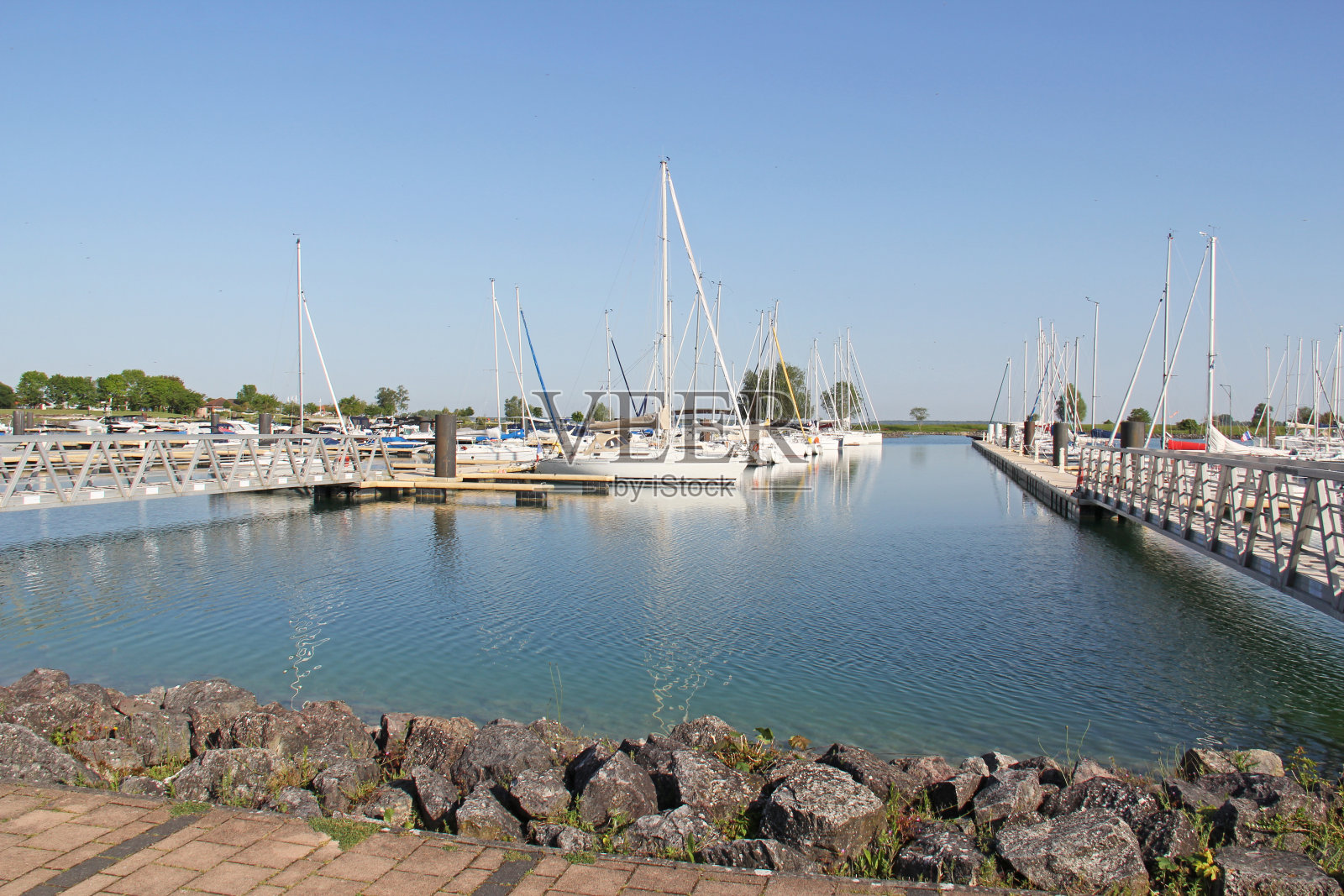 吉福蒙特尚特克湖-法国东部的香波伯特香槟照片摄影图片