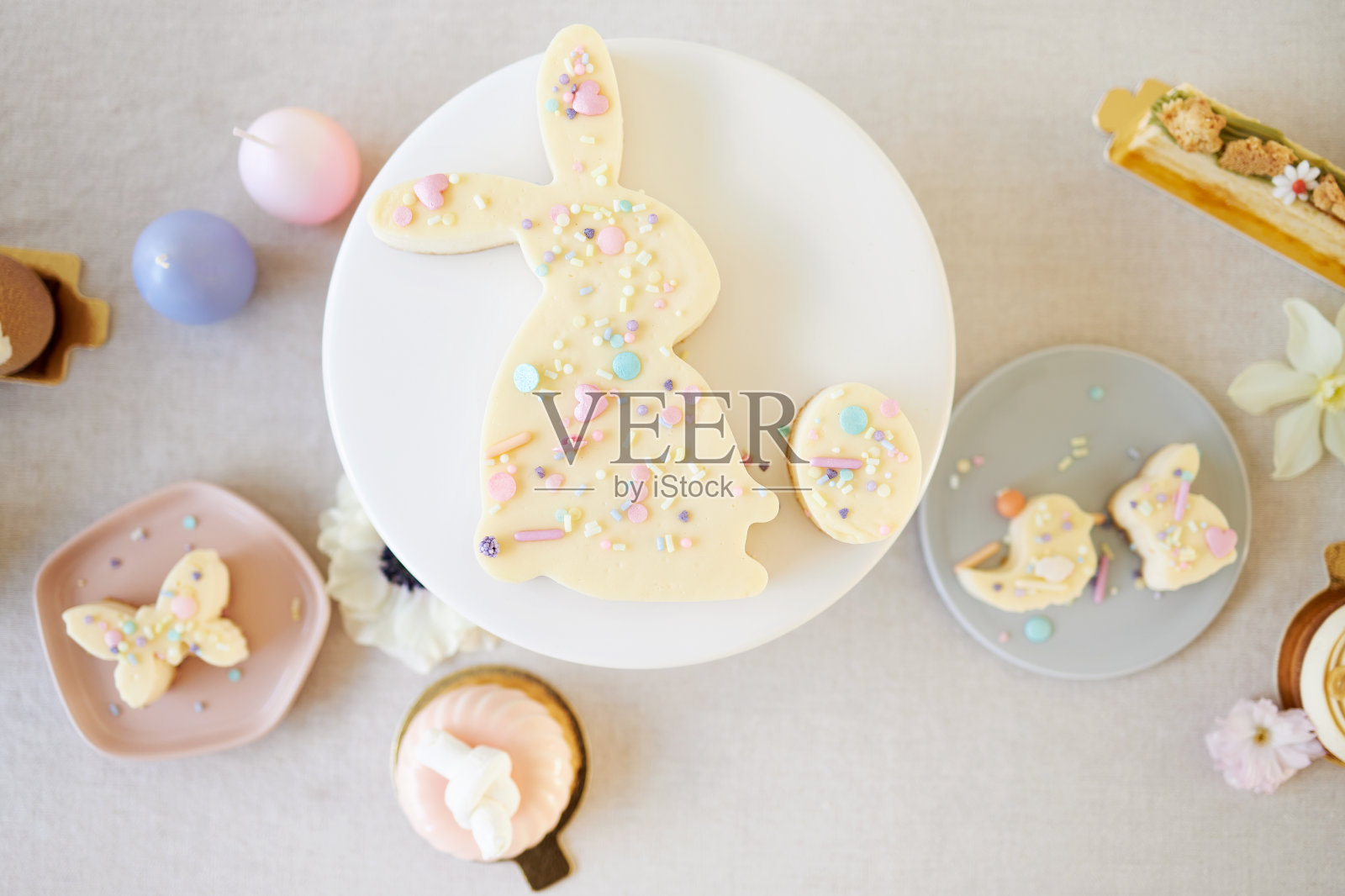 一种复活节蛋糕和复活节纸杯蛋糕,形状像复活节兔子、复活节小鸡和复活节蛋照片摄影图片