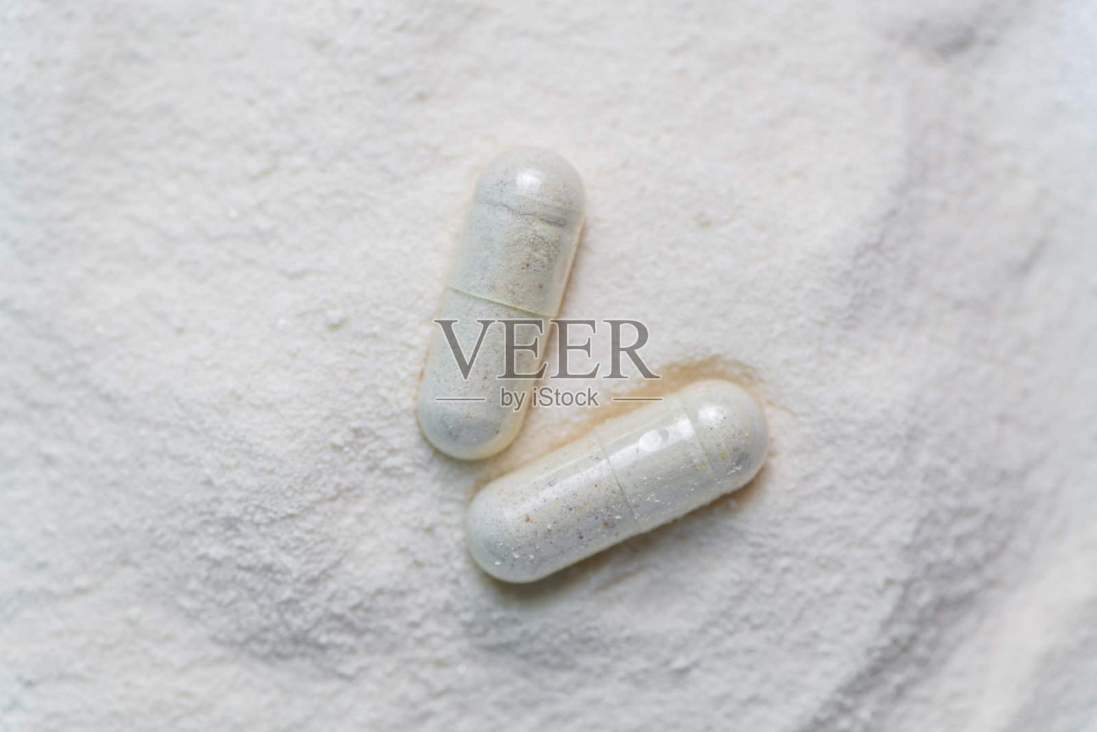 胶原蛋白片和粉末在木制白色背景。照片摄影图片