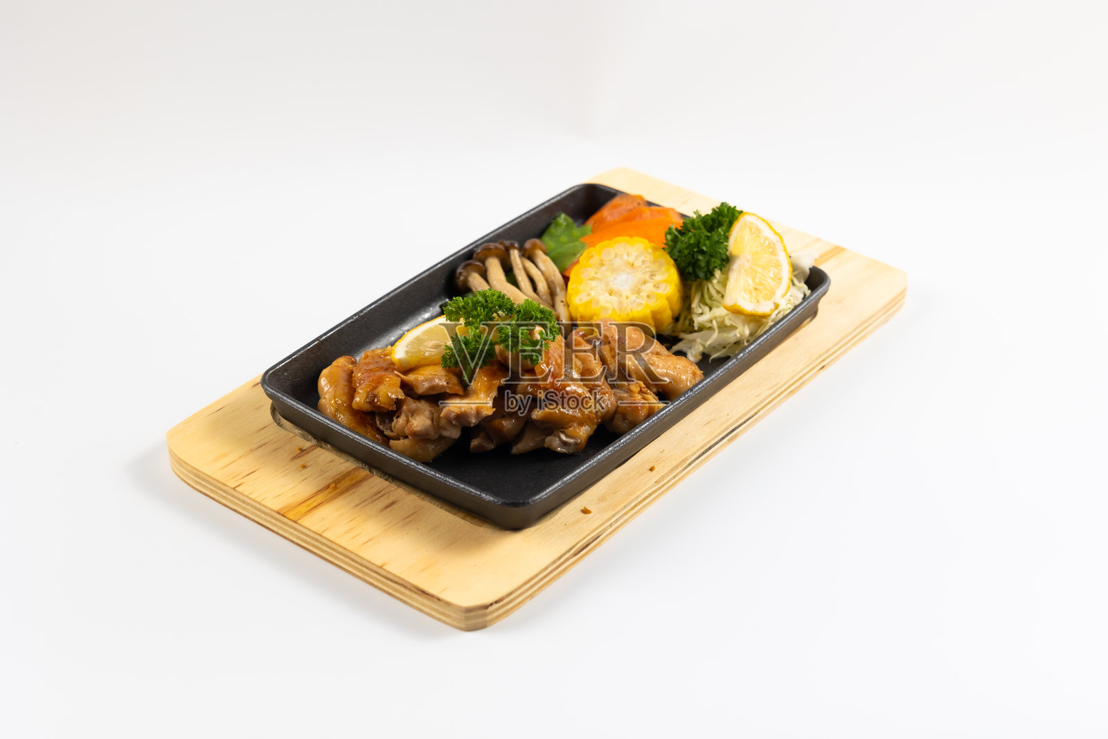 在热锅里烤多汁的猪肉排。俯视图,平铺。隔离在白色背景上。餐厅餐桌上的日本菜照片摄影图片