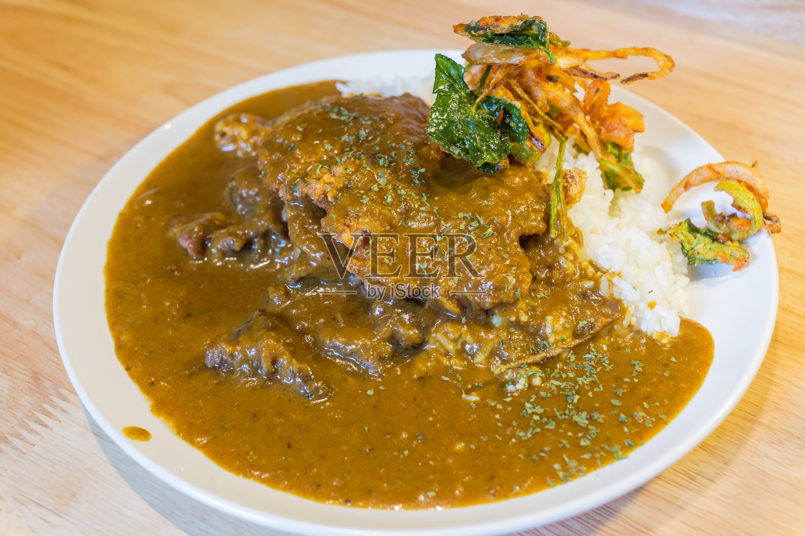 白色圆形盘子里的日式咖喱饭照片摄影图片