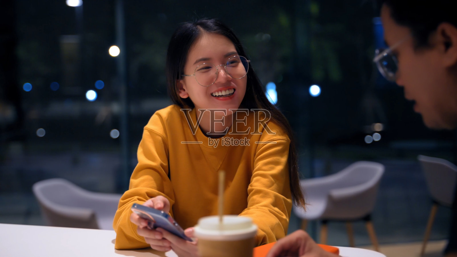 快乐的女学生在工作坊或课堂上与老师教授交谈和咨询,大学年龄的学生在硕士课程中学习,教育和大学理念照片摄影图片