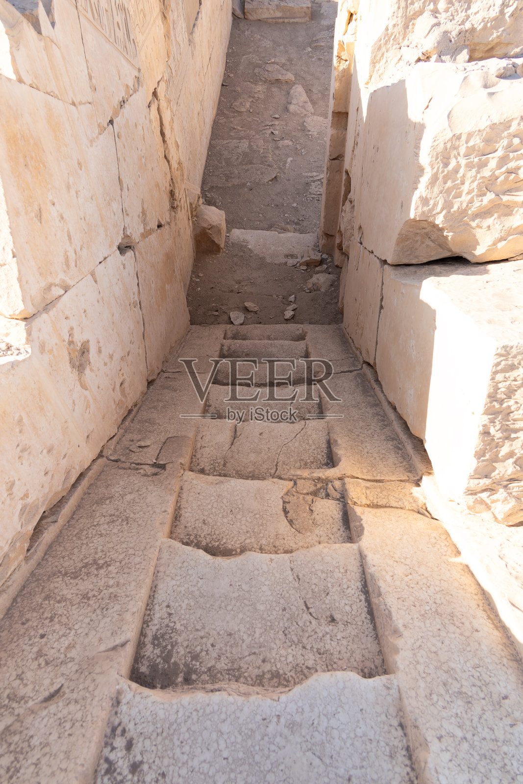 埃及卢克索阿拜多斯神庙内的楼梯照片摄影图片
