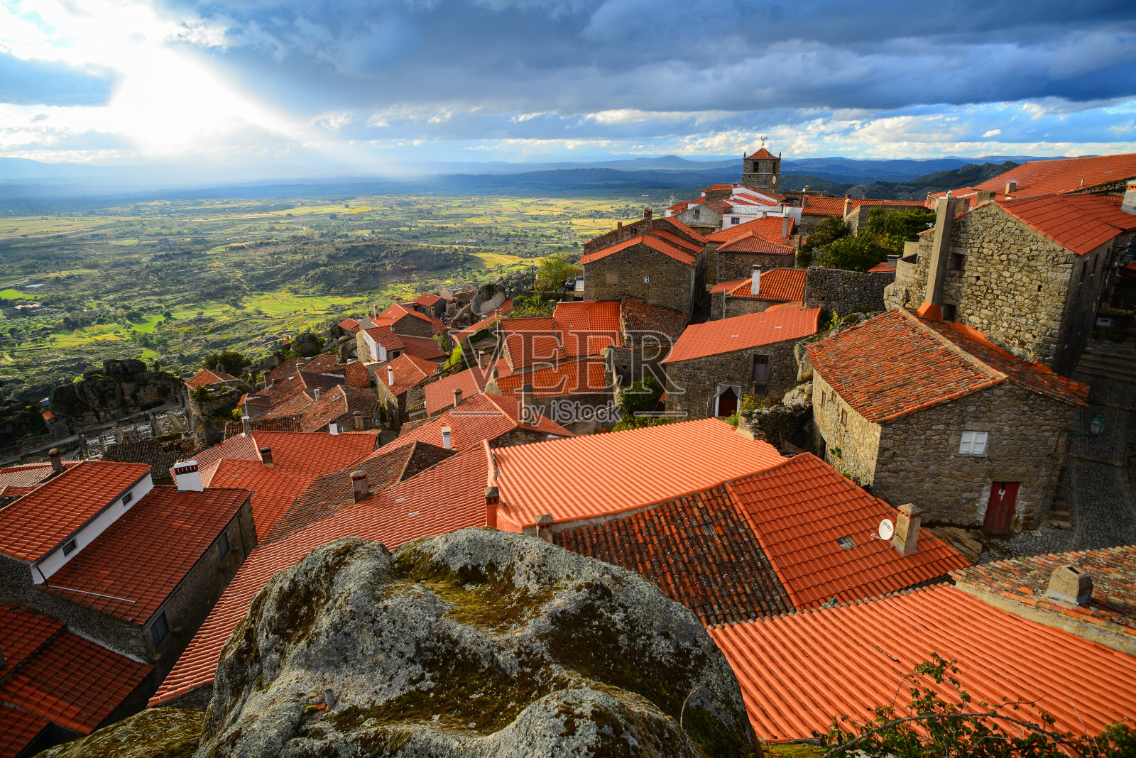 风景如画的孟山都村的日落照片摄影图片